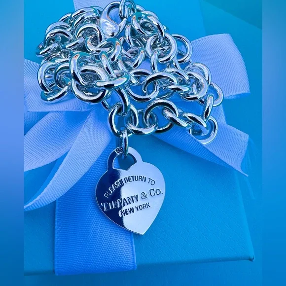 Tiffany & Co Heart Tag Necklace in Sterling Silver - Picture 3 of 8